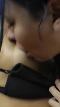 Besos calientes lésbitos con dominatrix gigante