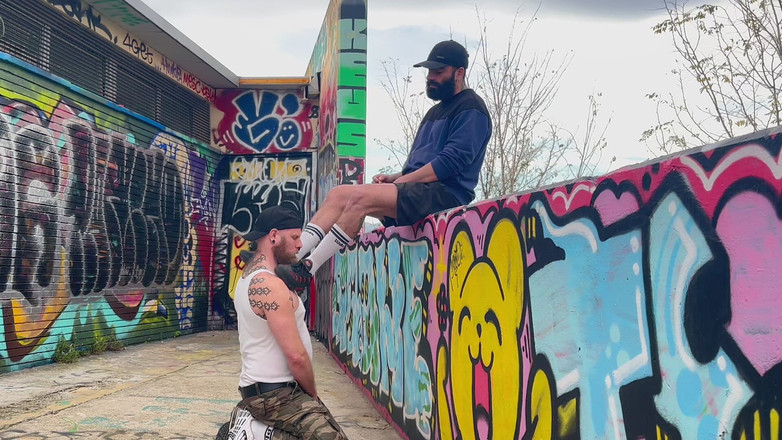 The Bearded Master: Cendrier, pisse et pieds. Un maître barbu utilise une fellation