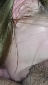 Vidéo maison, une MILF se fait prendre la gorge extrême pour une salope à sperme