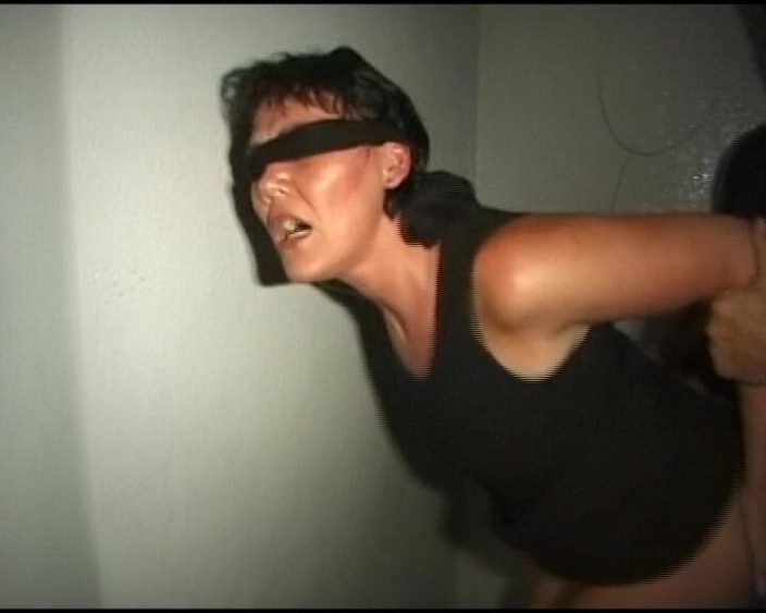 Enjoy German porn: Velký zadek německá dáma se zavázanýma očima byla ošukaná venku