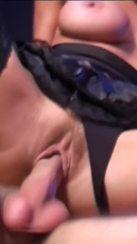 Sexy kouření blonďatá velká prsa MILF Tia Layne dostane horkou nálož spermatu do pusy