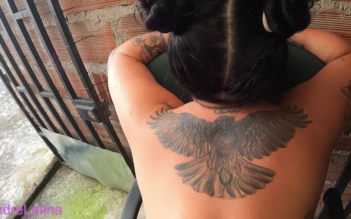 Gatita latina: Hij neukt de buurvrouw als haar man aan het werk...