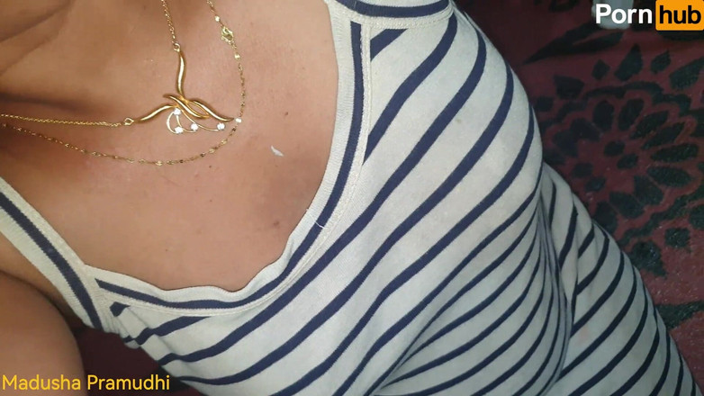 Tiyana: La ragazza prende un grosso cazzo profondo bavaglio e sciatta