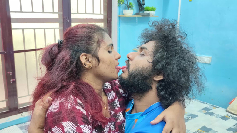 Vaigavarun45: Beso caliente con prensa de culo