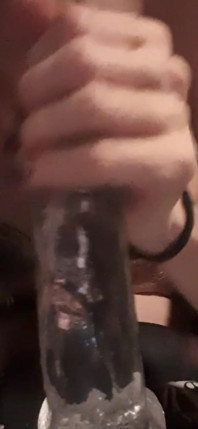Pipe mouillée dans un bâillon et crachats sur un gode transparent 2