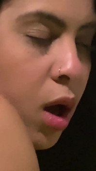Ragazza calda che geme calda su un cazzo