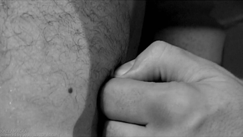 Young Bastards: Ochotný gay bere páchnoucí péro