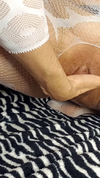 彼女のオーガズムのおもちゃ、潮吹き、フィストファック、そして彼女の30cmのディルドでベッドで壮観なク。