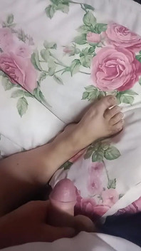 Secretly Jacking off to Stepmom's Foot