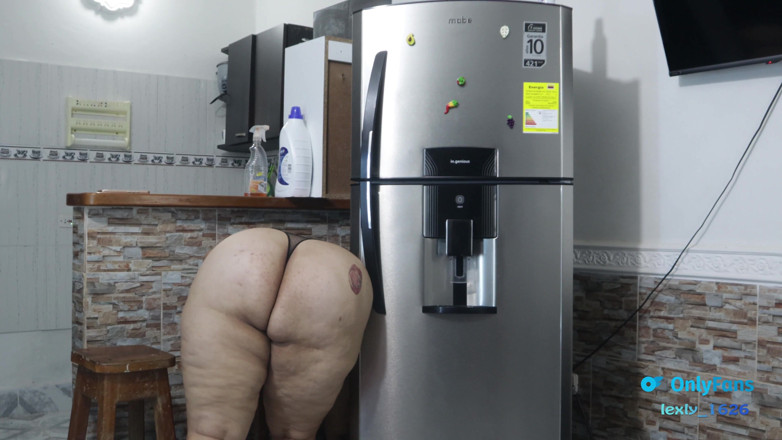 Lexly_16: Il figliastro del mio amico mi scopa in cucina e...