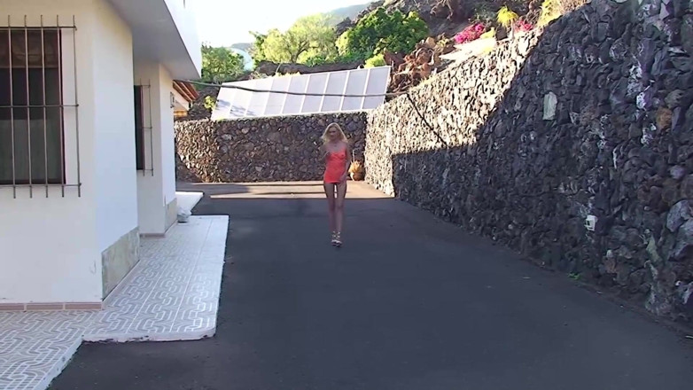 Nikky Thorne's Teen Club: Si blonde panas kencing di belakang rumah