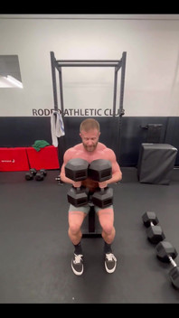 Knall eine pr auf dumbbell-bankpresse