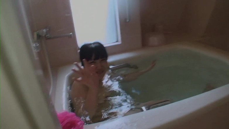 Japan Lust: Vnadná japonská milfka šuká mezi kozy a creampie