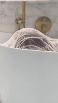 Sultry Soak: Niegrzeczny Bath Giana złośliwiec