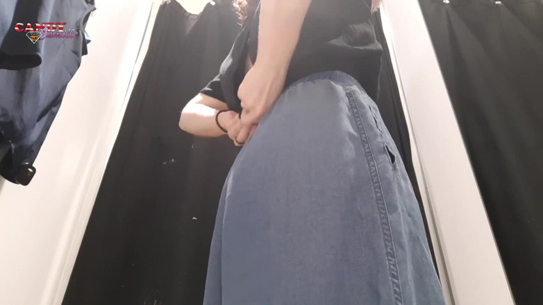 Candy Camille: Sexy teen si masturba nel camerino