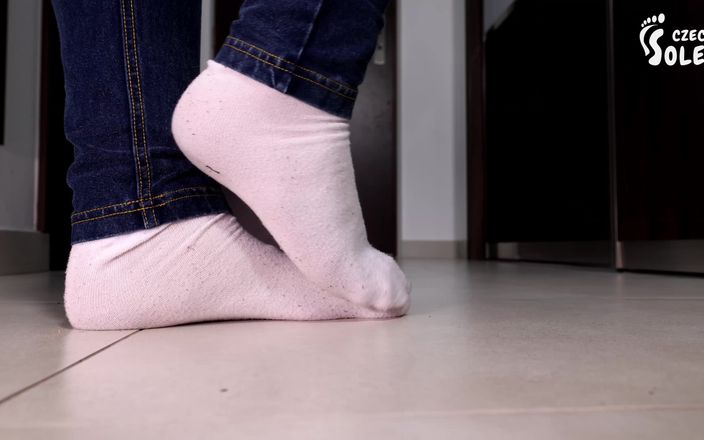 Czech Soles - foot fetish content: Noszone białe skarpetki POV dokuczają jej dużymi stopami