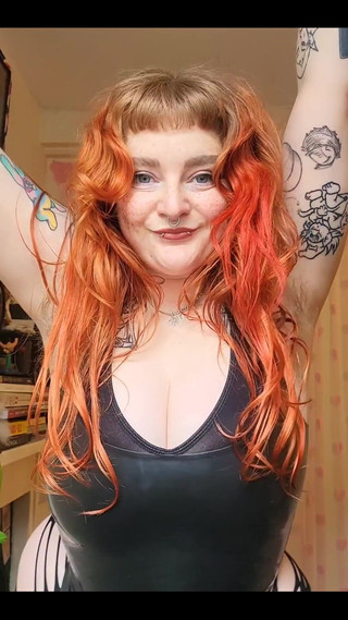 Bunny Royle: 摇晃晃动。你喜欢看到我穿着我性感的乳胶紧身衣吗？