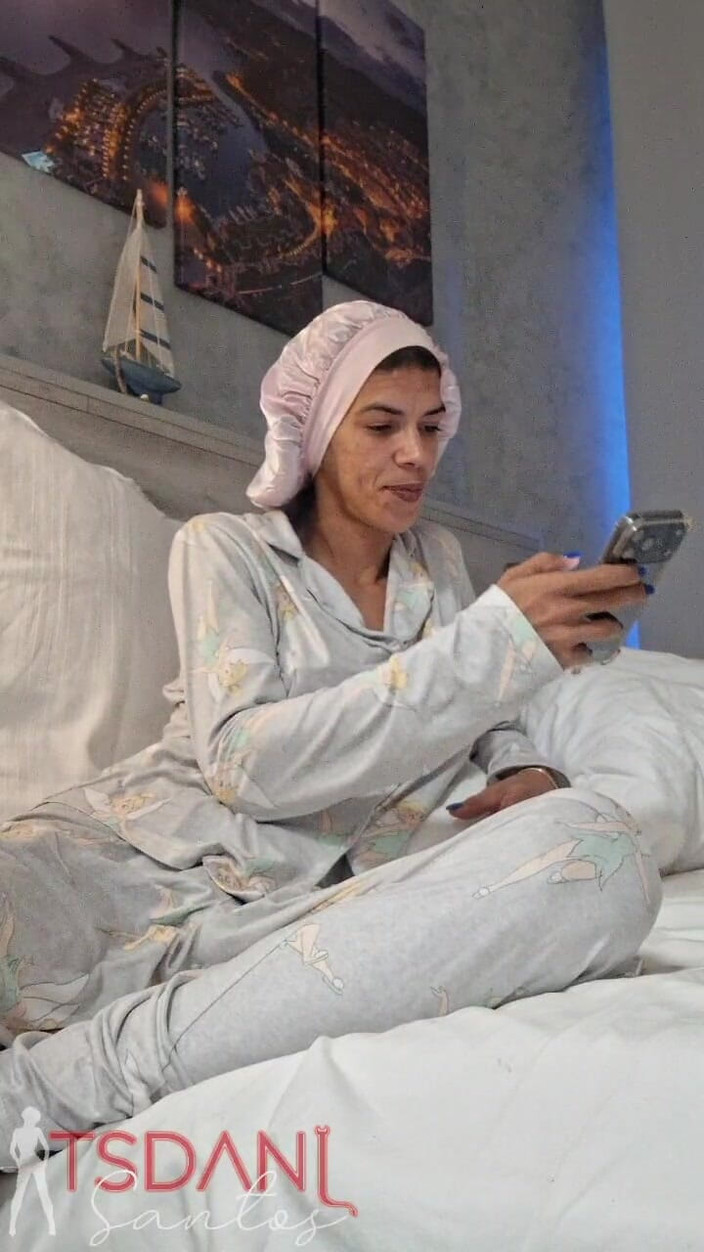 Tsdanisantos1: Zu Hause zeigt eine gute Shemale ihren Schwanz