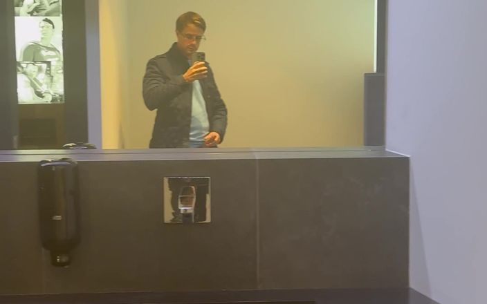 GayDuplo: Zich aftrekken in de bioscoop wc
