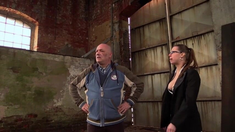 German amateur - 100% German hardcore videos: Une MILF suce une bite dans un bâtiment abandonné