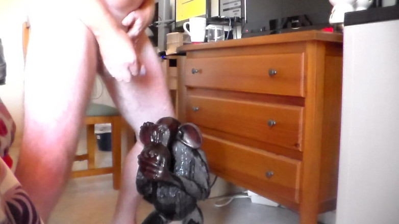 Sex hub male: John fait pipi sur une statue