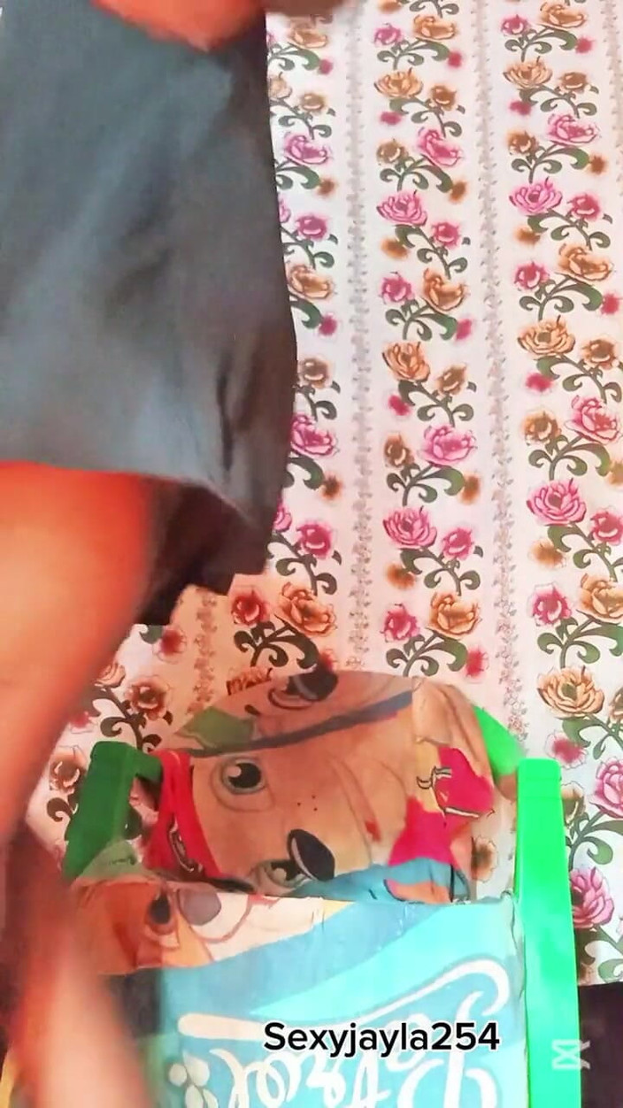 Sexyjayla254: Göt deliğini parmaklıyor ve sonra büyük siyah dildoyla sikiyor