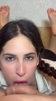 Jasmica, een mooie latina met een grote kont, geeft haar baas orale seks, creampie en een voetenbeurt