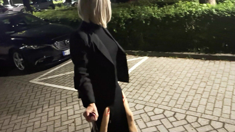 Loreleyadd: Efeminat se plimbă în aer liber în ținuta ei sexy