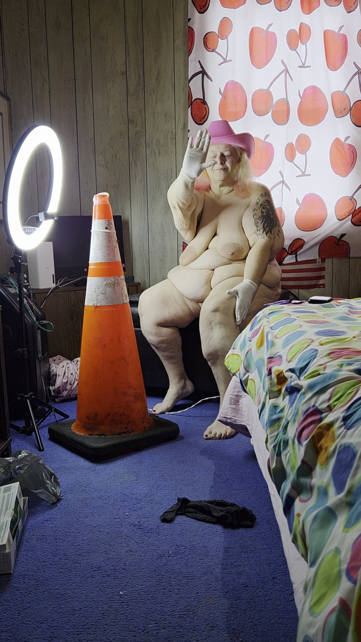 HerculesnVENUS: Une pute saute sur ce cône de construction quand elle...