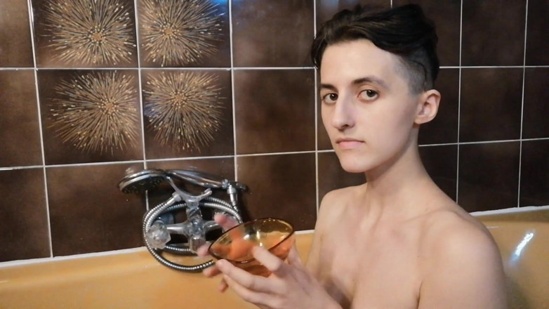The Antichristrix: Lavando meu cabelo e meu corpo no meu mijo enquanto...