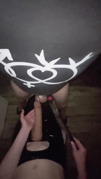 Une femme femdom fesse son mari efféminé
