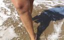 Karmico: Voetfetisj. Mijn vrouw toont haar blote voeten op het strand