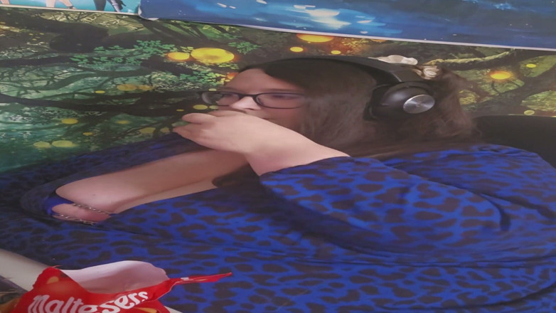 SSBBWLadyBrads: SSBBW Goddess Snacking Whilst Working