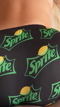 Ein Mädchen Mit Einem Dicken Arsch Durch Ein Enges Loch Gefickt, Während Sie Kurze Shorts Trug