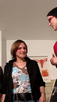 Sesso Trio MILF Nana Con Piercing Cavalca Figa