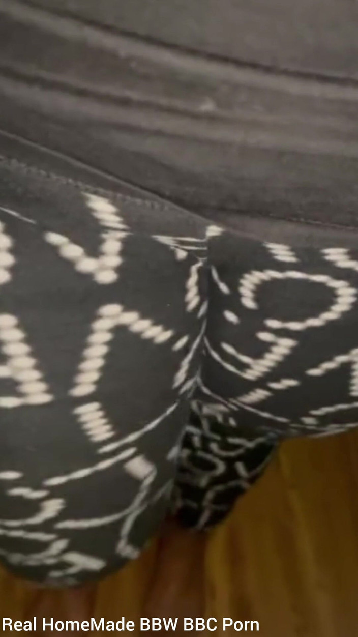 Super sexy ebony cuties: Aku lagi asik jalan-jalan sambil ngintip cewek ini kencing di...