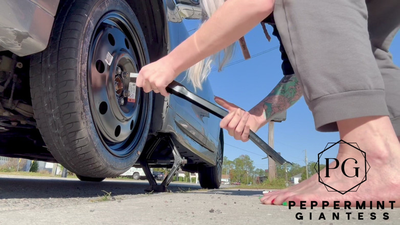 Peppermint Giantess: Une déesse amazone de 67 ans change de pneu - gros pieds...