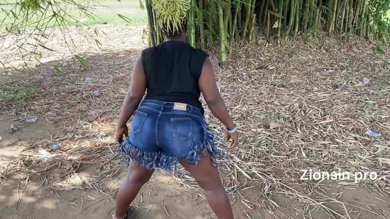 Zion: Negresă africană sexy fată dansează în public cu râs
