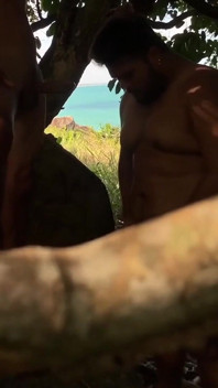 Gay gemuk menghisap zakar orang asing di pantai