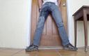 Golden Adventures: Pissar desperat mina jeans på verandan