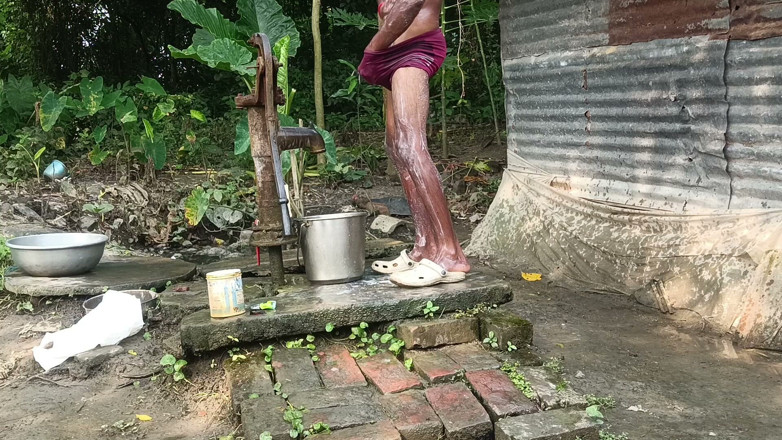 Ranjit Roy: Nero uomo maturo bagno in stile desi. Mostra il cazzo...