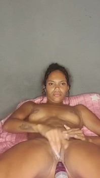 Pantat bahenol cewek sange ini lagi asik masturbasi pakai dildo sampai lubangnya menganga lebar
