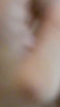 La mia ragazza timida è carina mentre si spoglia