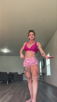 Pózuje se Simone Steele