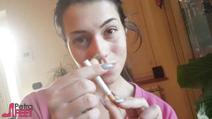 Smokin Fetish: Lákavá italská dívka kouří doutník v detailním videu