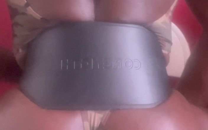 Black smoking muscle stepdad: Na de training G-string singlet geoliede flex - en speelgoedsessie