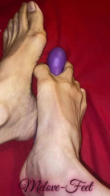 Naelor: 2.Melove bermain dengan rakan dildonya dengan kaki kecilnya