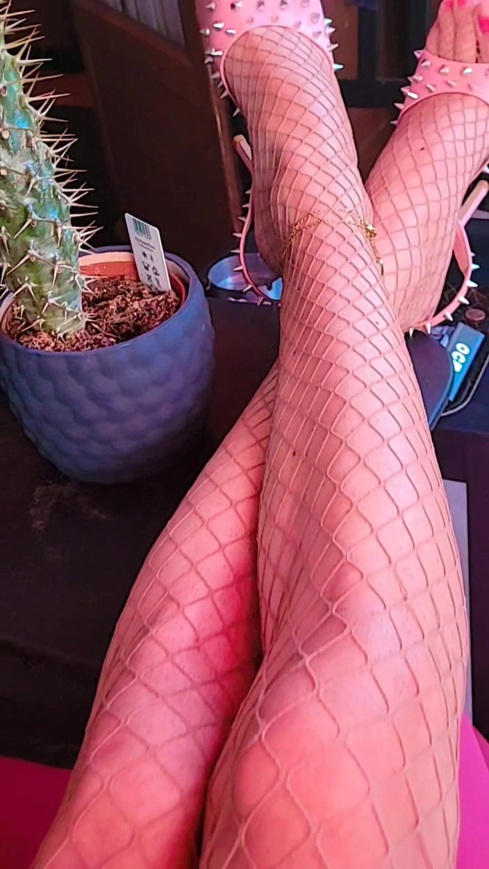 VaneSsa BiTCHx: În mijlocul unui val de căldură, 24 de ore cu o...