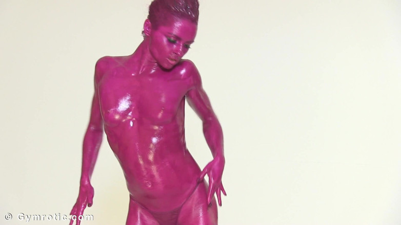 Watch4fetish: Exerciții flexibile cu pictură pe corp