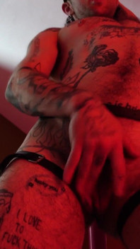 Ftm pole dance dedilhando minha buceta peluda até eu gozar